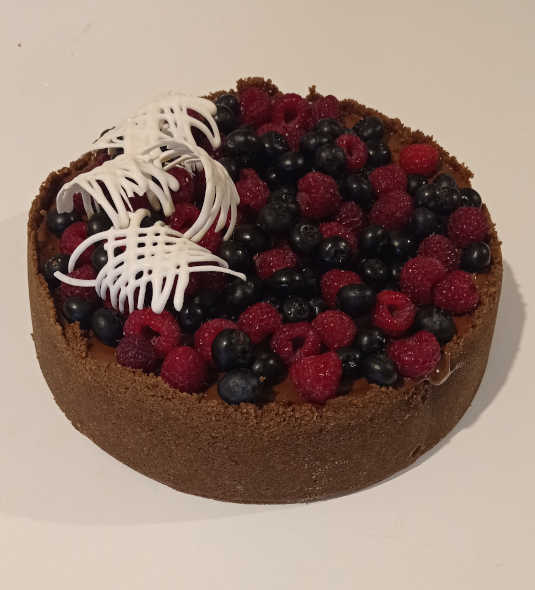 chocolate-cheesecake-with-fruits